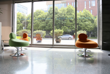 如何判断塑胶地板的耐磨性？