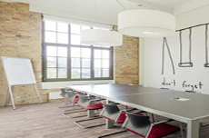 延长使用寿命：塑胶地板的维护误区与正确方法